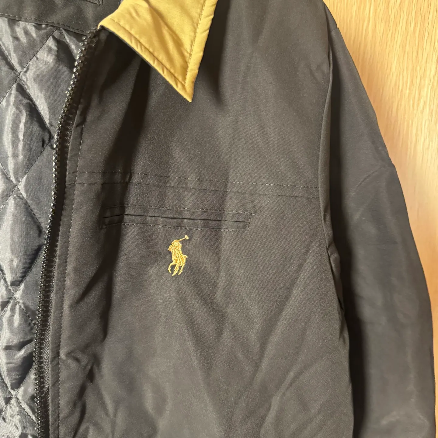 P370 Style number: T20 Second-hand Ralph Lauren Ralph Lauren RL winter Bomber MA-1 cotton jacket. Second-hand heavy-duty winter cotton jacket. Classic silhouette and loose fit. The outside is made of imported nylon fabric. A total of three layers of materials are laminated to form. Sleeves are quilted 120 grams. Custom-dyed high-density cotton thread. Bomber version. Modifies body. Warm and comfortable. Loose fit. Unisex. Size: S-XL.